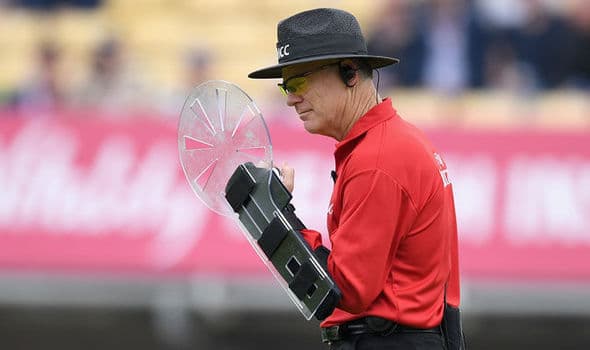 Umpire Bruce Oxenford to retire from international cricket