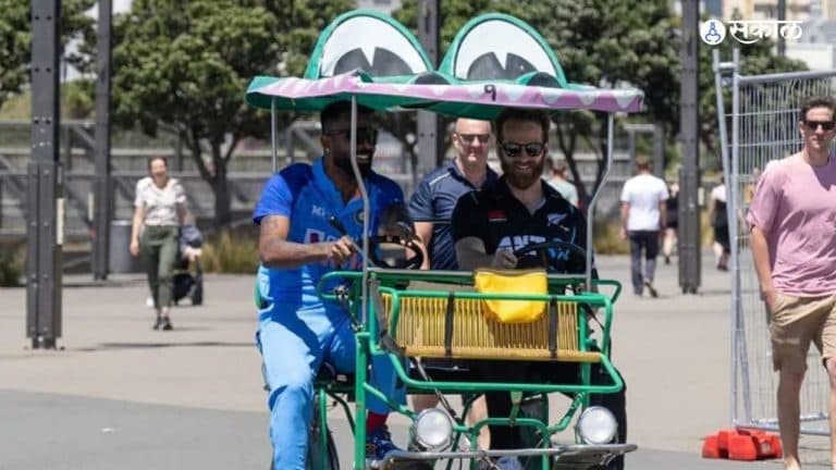 IND-vs-NZ-Hardik-and-Williamson-were-seen-roaming-in-a-rickshaw-on-the-streets-of-New-Zealand